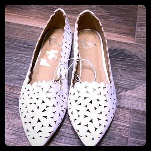 Report white flats size 6 1/2